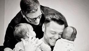 Tiziano Ferro e il marito Victor sono diventati papà di Margherita e Andreas