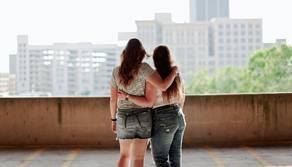 La bulla e la sua vittima fanno amicizia e diventano compagne di banco