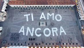 "Ti amo ancora": il mistero (presto svelato) della mega scritta in piazza San Carlo a Torino