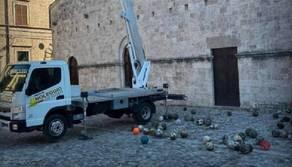 Ristrutturano la chiesa, escono fuori decine di palloni da calcio: la foto diventa virale