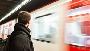 Sale sul tetto del treno per gioco e cade: 15enne in gravi condizioni