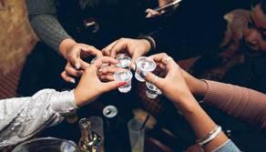 Bevono vodka prima di entrare a scuola: si sentono male durante la lezione