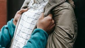 Aggrediscono anziano e lo gettano nel cassonetto per fare un video su TikTok