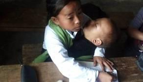 Studentessa "baby sitter" va in classe con la sorellina di pochi mesi