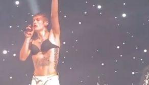 Blanco sul palco in reggiseno: i motivi del gesto