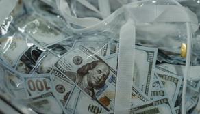 Studente trova uno zaino con 2mila euro all’autolavaggio: contatta il proprietario e lo restituisce