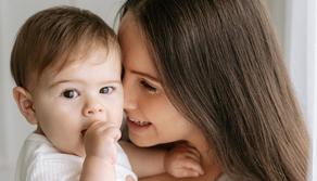 Doppio cognome ai figli: avranno quello del padre e della madre. Ecco cosa cambia