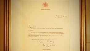 Studente premiato per l'Esame di Terza Media scrive alla Regina Elisabetta: ecco la risposta