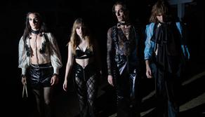 I Måneskin sventolano la bandiera dell'Ucraina a Verona