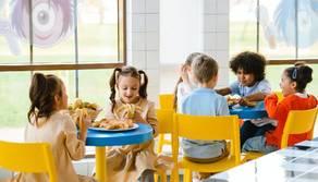 Il 2 maggio i bambini mangeranno piatti ucraini a scuola: dal varenyky al burro al pollo alla Kiev