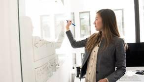 Lascia il posto da top manager per diventare prof, la storia di Valentina: “Più povera ma finalmente felice”