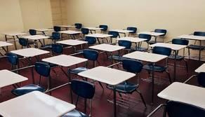 Prende 5 al compito in classe: il padre va a scuola e picchia il prof