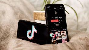 In bilico su un ponte per fare un video da postare su TikTok