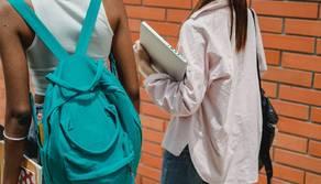 Bimbo pesa 36 kg: costretto a portare uno zaino da 7 per la scuola