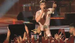 Il caso di Blanco toccato al concerto: è molestia oppure no?