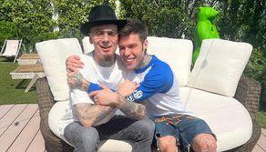Fedez e J-Ax di nuovo amici: faranno un concerto di beneficenza a Milano. Ma perché avevano litigato?