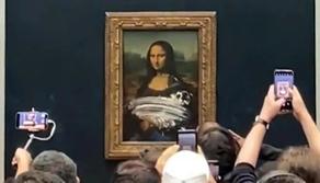 Louvre, qualcuno getta una torta contro la Gioconda: ecco perché. Il video