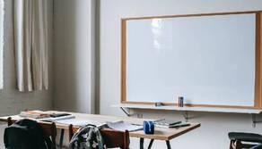 Maestra fa cantare inno della Roma in classe, genitori in protesta