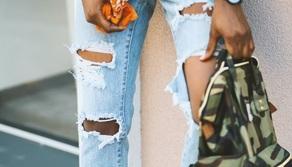 La vicepreside copre con lo scotch da pacchi il jeans strappato della studentessa: è polemica