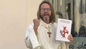 Finto prete va a scuola per fare un esorcismo contro le carriere alias: studenti in rivolta