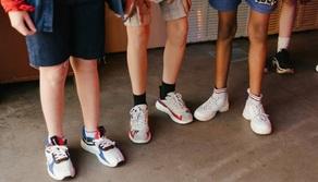 Stop canottiera e shorts scuola, studenti insorgono: ora potranno mettere i bermuda