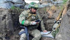 Ucraina, la storia del professore che tiene le lezioni mentre combatte