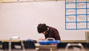 Studente sospeso da scuola per un tema novax, ma forse è una fake news