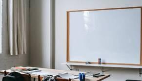 Esame di terza media, studente intrappolato in casa: esce con l'autoscala dei pompieri e riesce ad andare a scuola