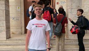 Maturando si presenta agli Esami con una maglietta in cui critica la scuola: "Nessuno pensa a noi"