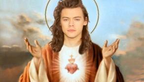 Maturità 2022: spopolano i "santini" autoprodotti delle icone pop: da Harry Styles ad Alberto Angela e Raffaella Carrà