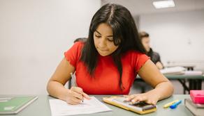 Maturità 2022, 1 studente su 5 si sta “attrezzando” per copiare durante gli scritti. Quasi uno su tre chiederà aiuto ai compagni