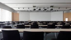 Maestra attacca con lo scotch la mascherina al viso dell'alunno