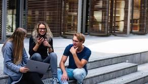 Ultimo giorno di scuola, c’è chi festeggia e chi no: per 1 studente su 3 lezioni e interrogazioni