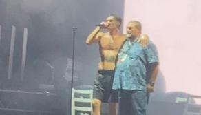 Blanco fa salire il papà sul palco: "Colui che c'è sempre stato, che dall'inizio ha creduto in me"