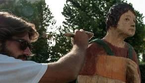 Chi è Andrea Gandini, il 25enne genio della wood sculpture che trasforma i tronchi d'albero in opere d'arte
