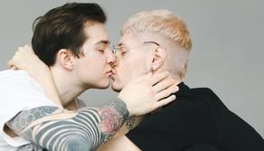 Oggi 6 luglio è la Giornata mondiale del bacio, le più belle frasi da dedicare