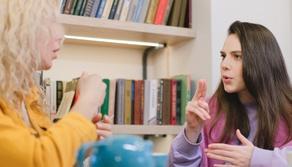 Manca l'esperto di lingua dei segni a scuola, otto alunni fanno ricorso al Tar e vincono