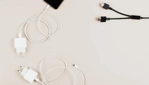 Perché Apple e Samsung non vendono il caricatore insieme allo smartphone?