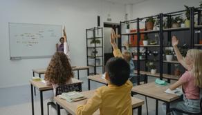 Dà della svalvolata alla prof durante la lezione, il giudice: "Offendere un docente non è reato"