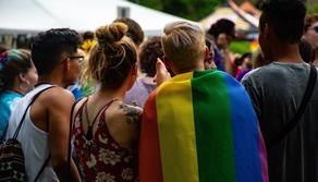 Docente non riconosce la carriera “alias” dello studente trans? Caso non isolato: per 7 studenti su 10 la scuola non è inclusiva