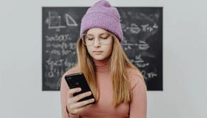 A scuola senza cellulari. La preside spiega a Skuola.net il perché: “Gli smartphone creano muri tra gli studenti e con i docenti”