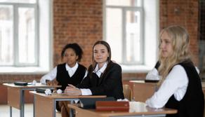 Lettere anonime, cartelloni e foto contro una studentessa: collaboratrice scolastica condannata per stalking