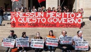 Al Ministero dell'Istruzione con le maschere dei Ministri, il blitz degli studenti