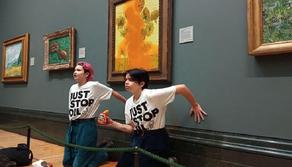 Attivisti imbrattano “I Girasoli” di Van Gogh con salsa di pomodoro