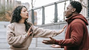 Ragazzo picchia ragazza della sua stessa scuola per il banco "rubato": il video finisce in rete