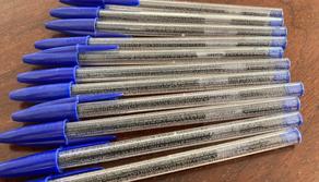 Università, incide il testo dell'esame di diritto sulle penne per copiare