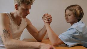 Gioca a braccio di ferro in classe e si rompe il polso: i genitori chiedono 70mila euro alla scuola