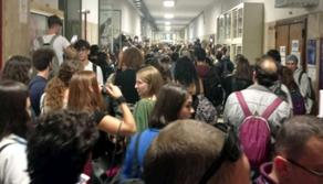 Dopo gli scontri studenti occupano facoltà Scienze Politiche a La Sapienza