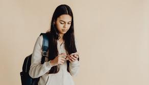 “Depressione da social” tra gli adolescenti, l’allarme dei pediatri: più tempo speso in Rete, più esposti a problemi di tipo psicologico