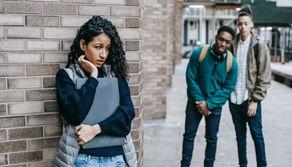 Studentessa presa di mira dai bulli a scuola: "Sei grassa, ammazzati"